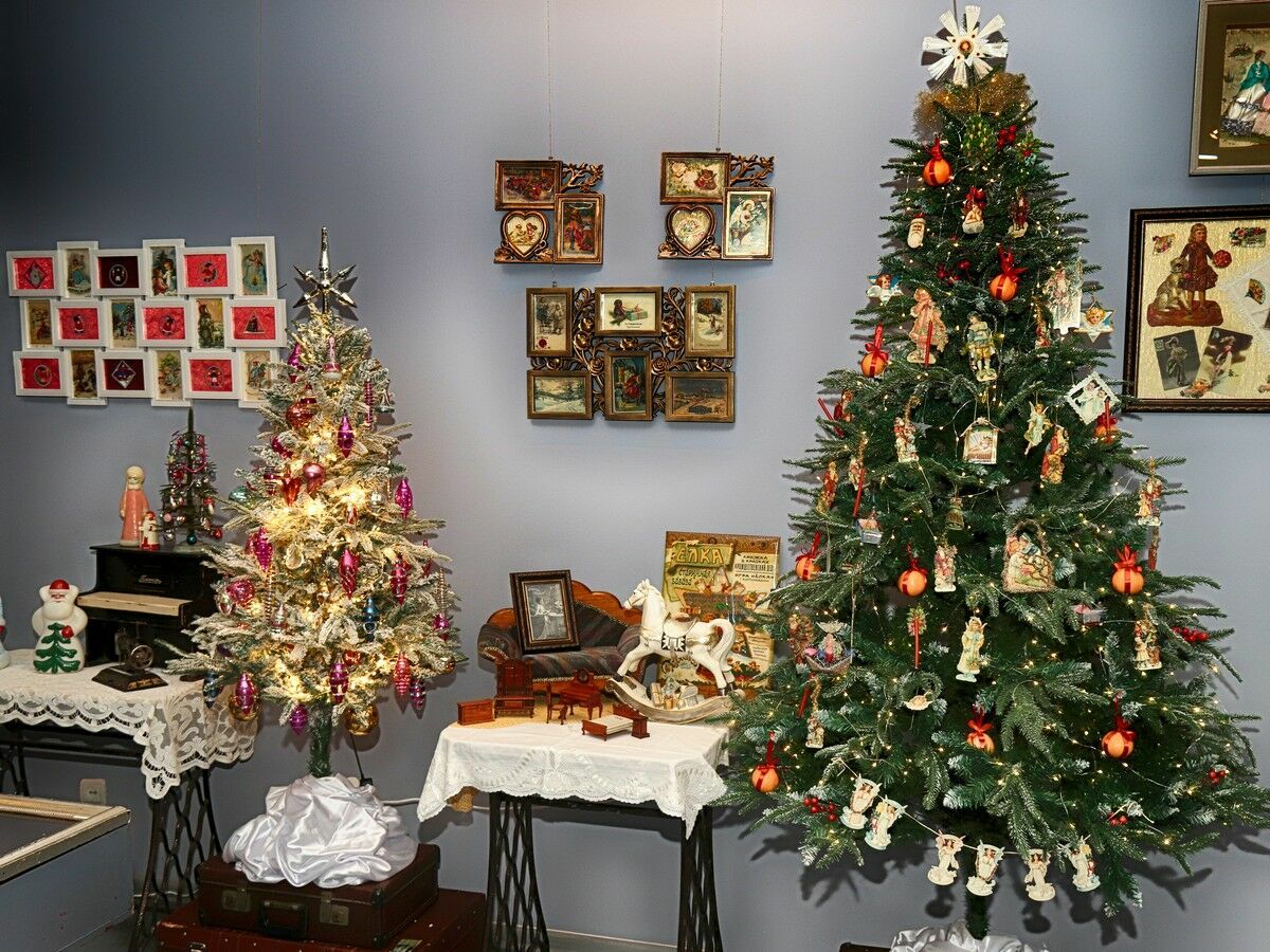 Сколько на ёлочке шариков цветных!