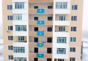 Талдыкорганцы установили флаги на своих балконах