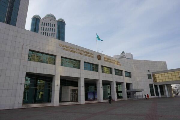 Коней на переправе менять не стали