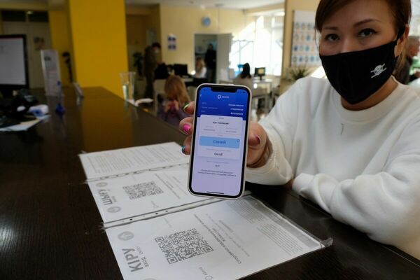 Цветная революция  и бейдж по-казахстански