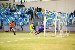 Кто-то бьёт,  а кто-то забивает