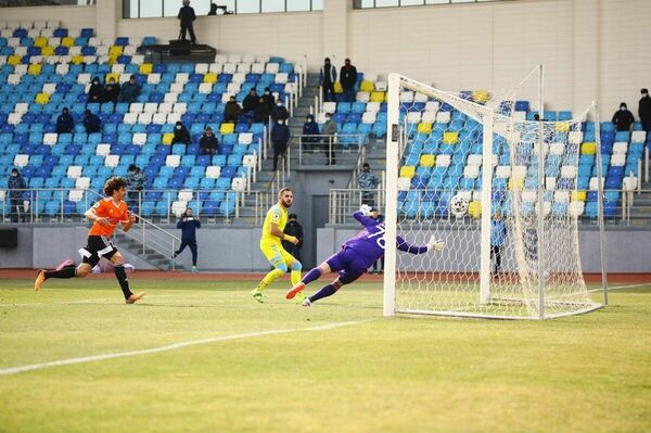 Кто-то бьёт,  а кто-то забивает