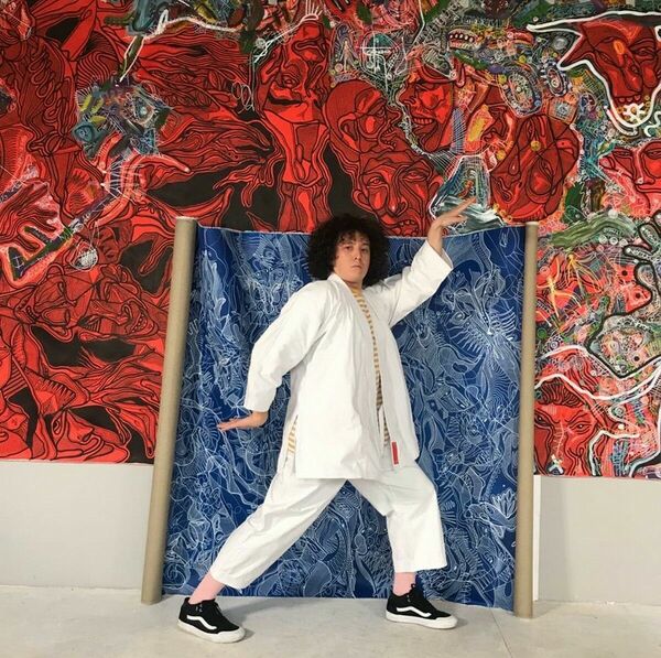 Акын у холста