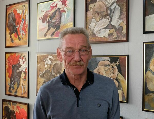 Подняться  выше этажом