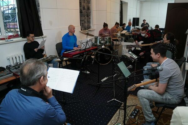 Пусть спектакль превратится  в караоке