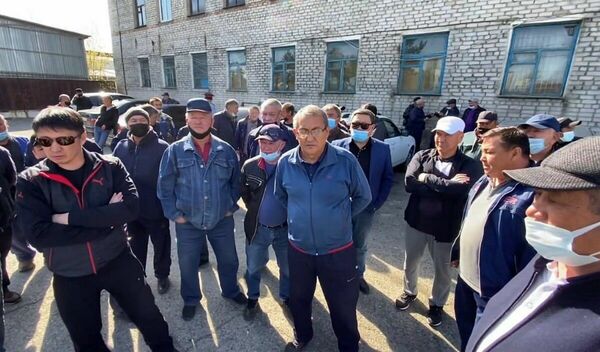 Нажали  на тормоза