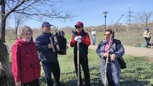 Все копают - баянист играет