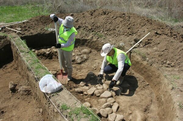 Спят курганы тёмные