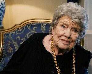 Доверительная женщина просит убежища