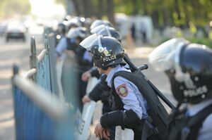 А вас я попрошу сдаться!