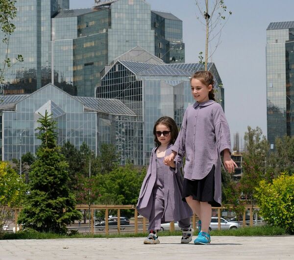 По подиуму  вприпрыжку