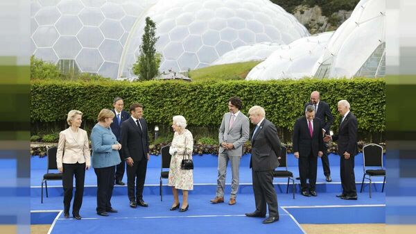 100 миллиардов  на всех не делится