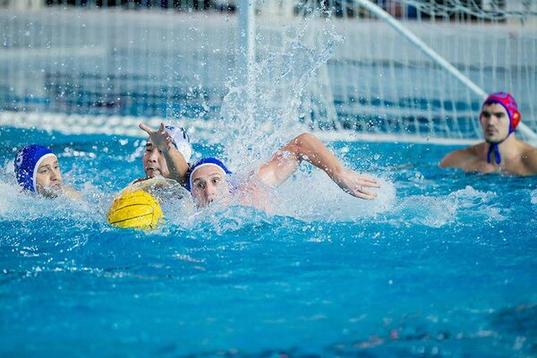 В бассейне кипела вода
