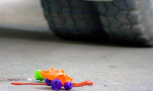 Малыш  под колесом