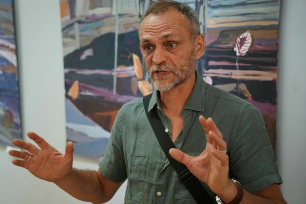 Почему ему фиолетово