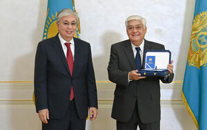 Токаев поздравил Алибека Днишева с юбилеем