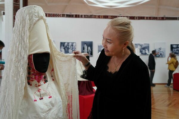 Красной нитью