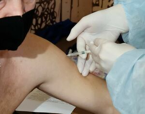 Приспустите робу, оголите плечо...