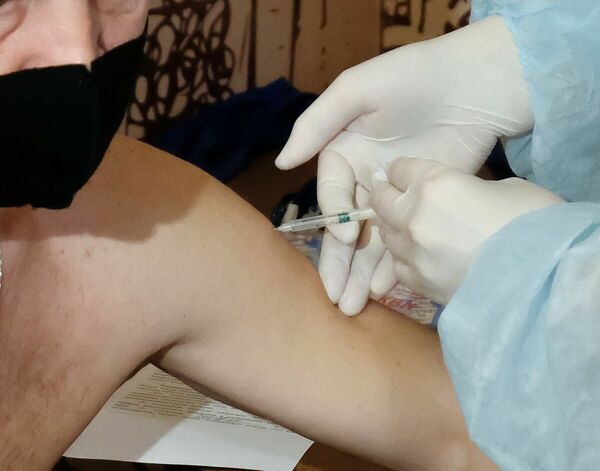 Приспустите робу, оголите плечо...