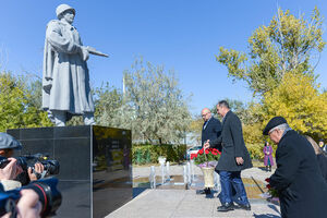 В Жезказгане отреставрировали первую городскую скульптуру