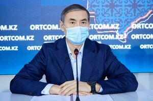 Меняют лопаты на экскаватор