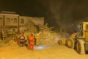 Аж стёкла повыбивало