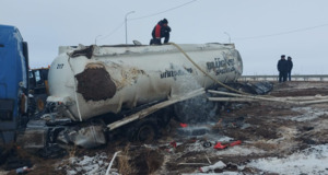 Бензовоз опрокинулся и разлил топливо после столкновения с коровой в Павлодарской области
