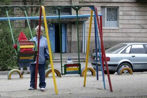 Застолбил качели