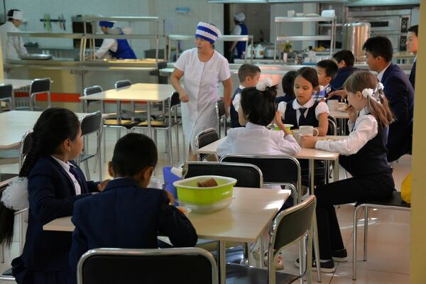 Яблоко Нурлану, потому что он бедный