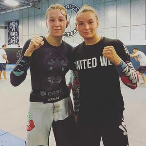 Машу ждёт в клетке Мороз