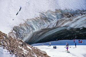 Под глыбой ледяной