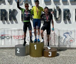 Попал  на пьедестал