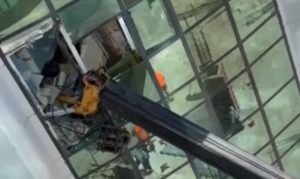 Стрела крана пробило окно – акимат Нур-Султана обещает принять меры в отношении подрядчика