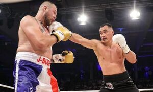 Бьёт аккуратно, но сильно