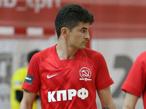 Помогает “коммунистам”