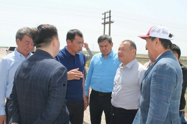 Громко сказал  и тихо съездил