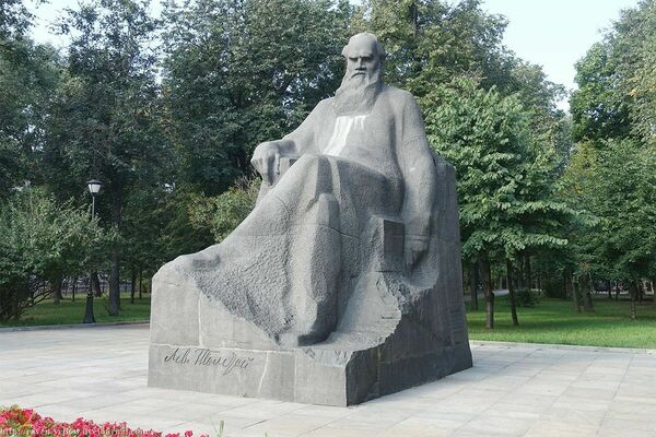 Абсурд, пошлость и популизм