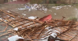 Крышу роддома сорвало ветром в Атырау