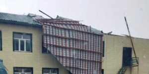 Крышу школы сорвало в Атырау