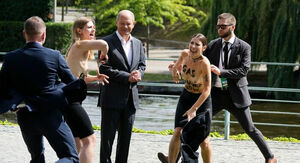 Голой грудью Шольца разве удивишь...