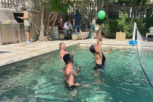 Основной инстинкт в бассейне