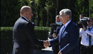 Токаев наградил президента Азербайджана орденом «Алтын Қыран»