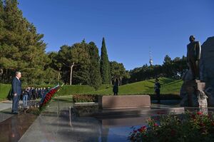 Касым-Жомарт Токаев возложил венок к могиле общенационального лидера Азербайджана Гейдара Алиева