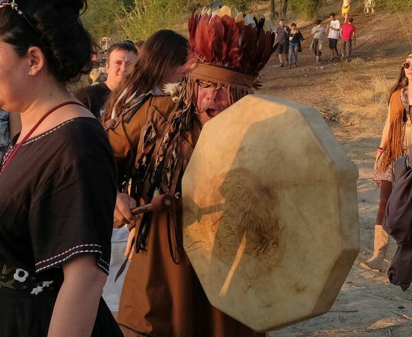 Дали в бубен