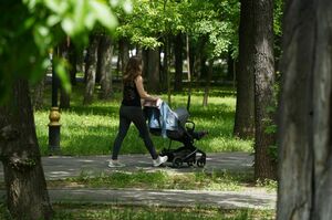 Период выплат по уходу за ребенком увеличат до полутора лет в Казахстане