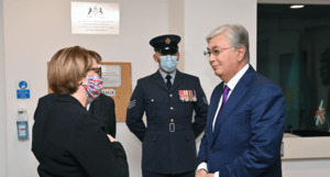 Токаев посетил посольство Великобритании и оставил запись в книге соболезнований