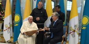 Токаев подарил Папе Римскому домбру