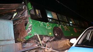 Семеро пострадали в результате наезда автобуса на жилой дом в Алматы