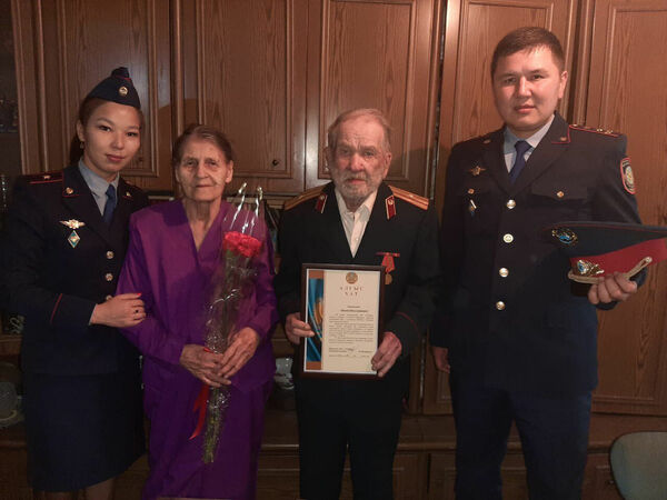 Я увидел на кровати старика,  он был совсем маленьким  и ростом как ребёнок