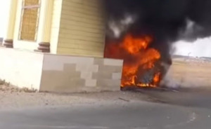 Водитель врезался в арку с названием города на выезде из Сатпаева и погиб в сгоревшем авто